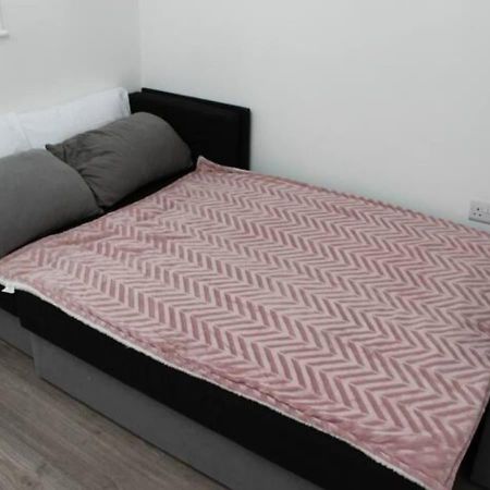 Vila Newly Refurbished 3 Bed 2.5 Bath House In Staines Exteriér fotografie