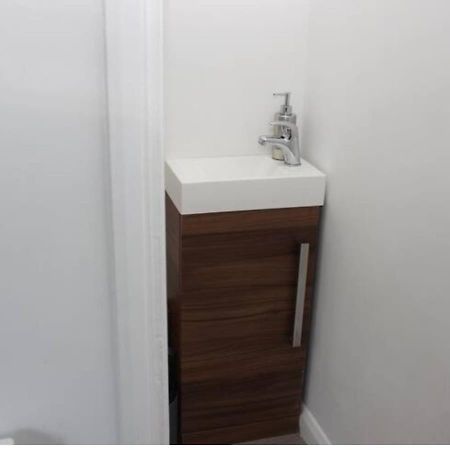 Vila Newly Refurbished 3 Bed 2.5 Bath House In Staines Exteriér fotografie