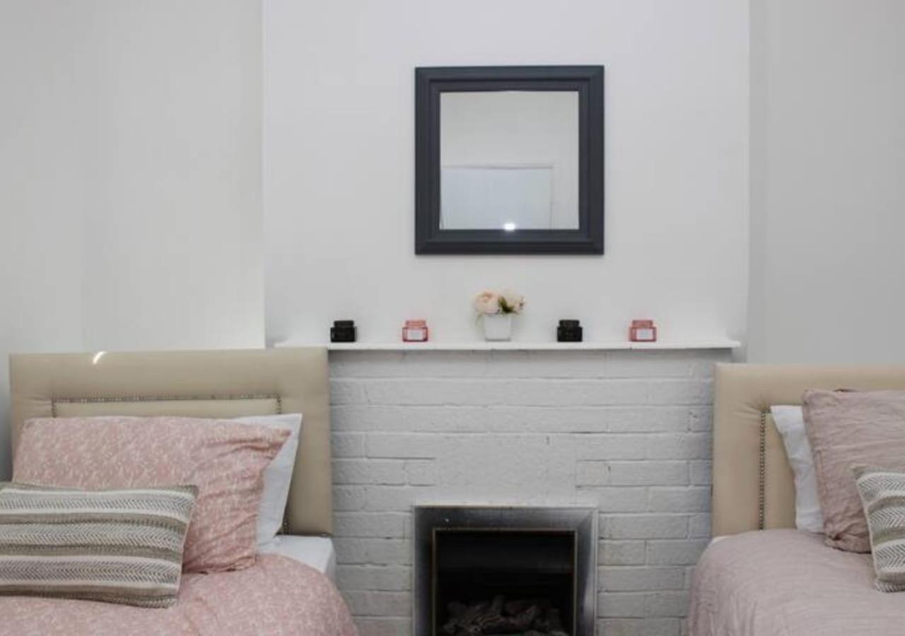 Vila Newly Refurbished 3 Bed 2.5 Bath House In Staines Exteriér fotografie