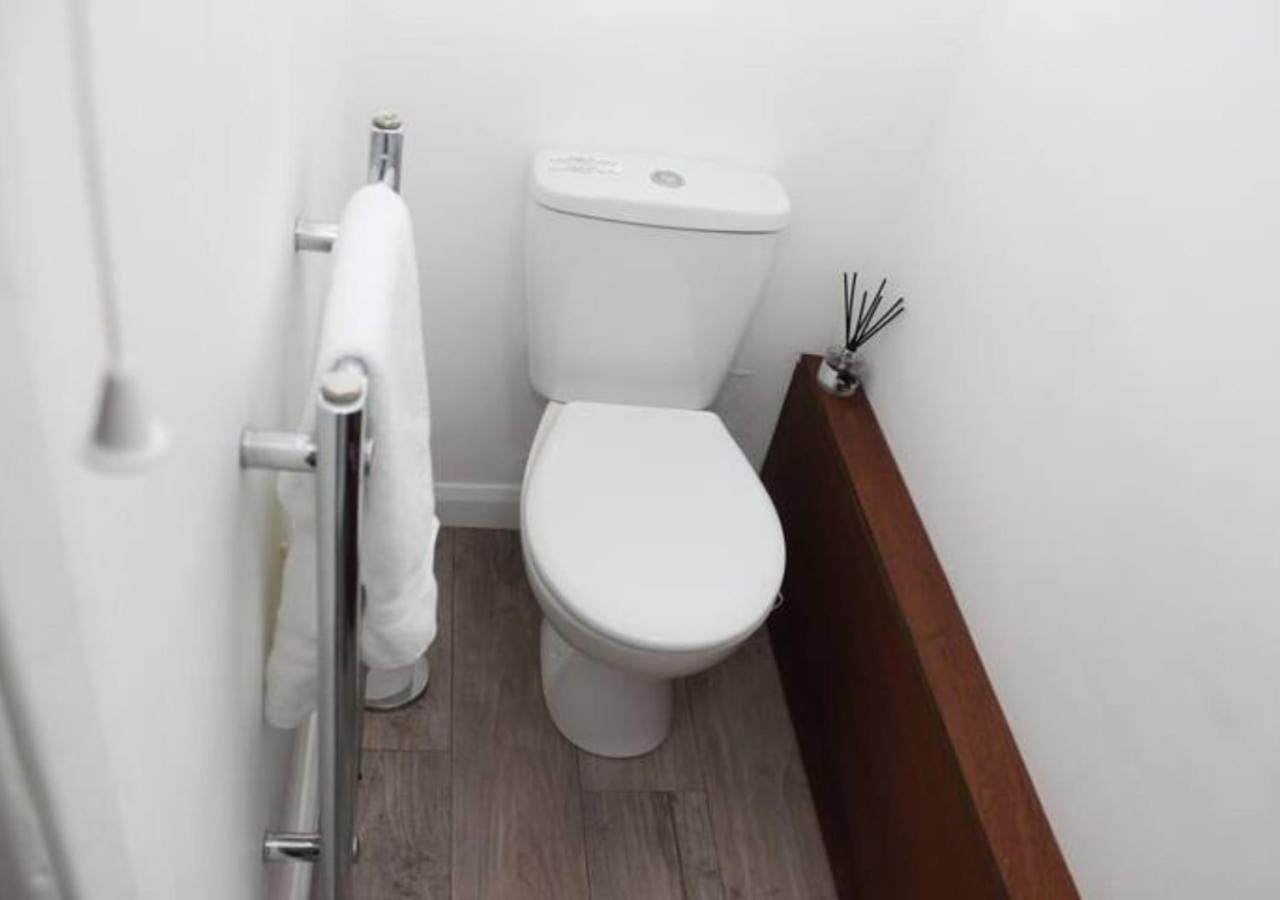 Vila Newly Refurbished 3 Bed 2.5 Bath House In Staines Exteriér fotografie