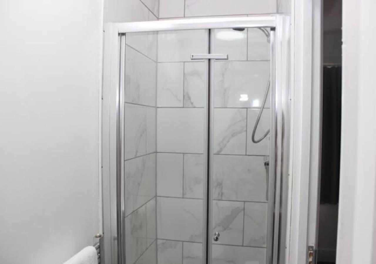 Vila Newly Refurbished 3 Bed 2.5 Bath House In Staines Exteriér fotografie