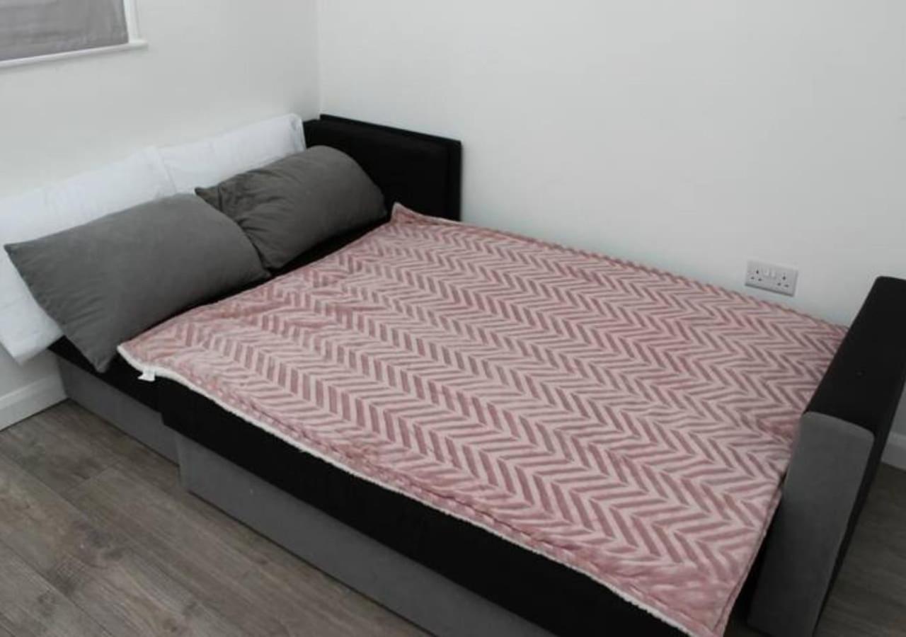 Vila Newly Refurbished 3 Bed 2.5 Bath House In Staines Exteriér fotografie