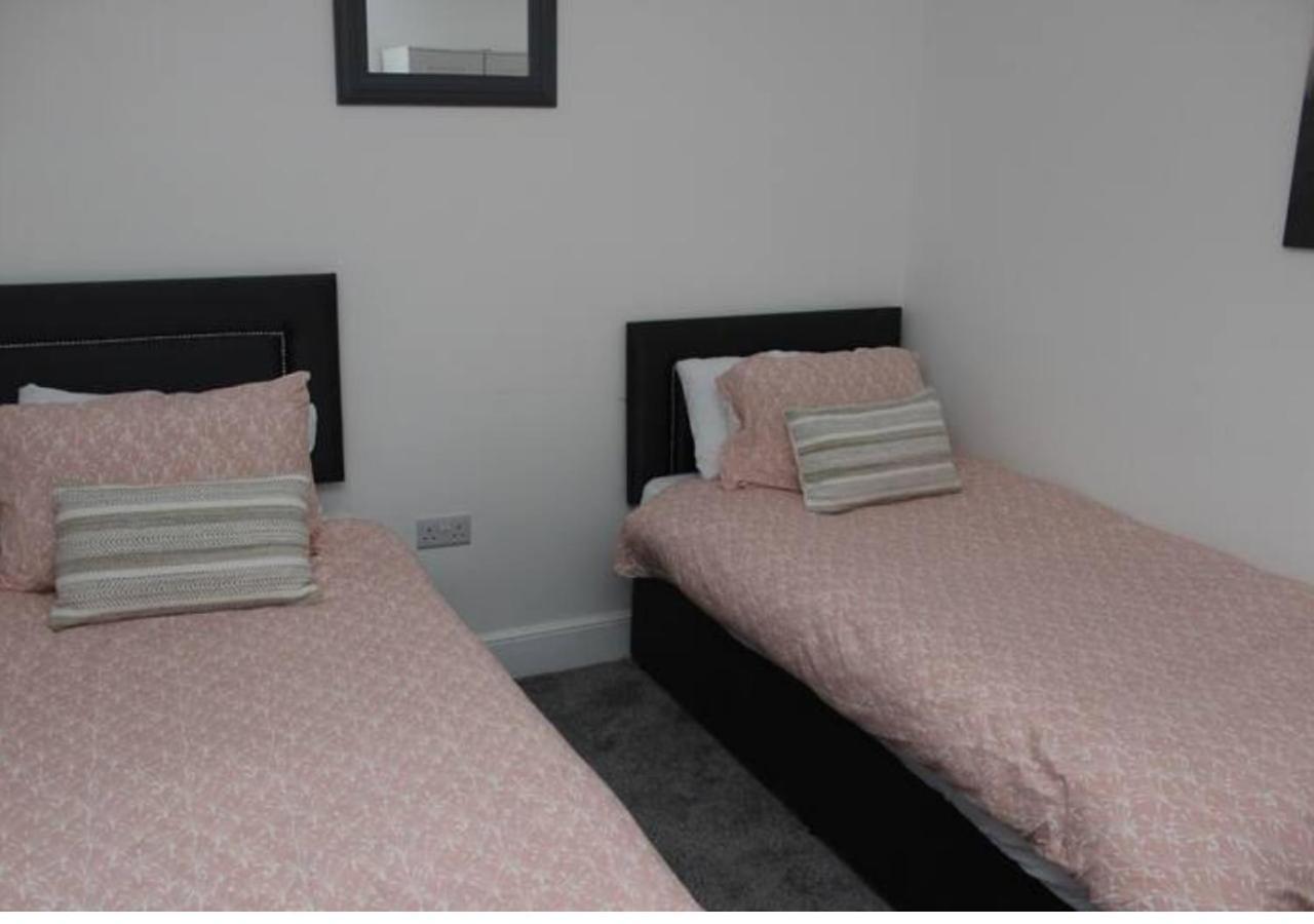 Vila Newly Refurbished 3 Bed 2.5 Bath House In Staines Exteriér fotografie