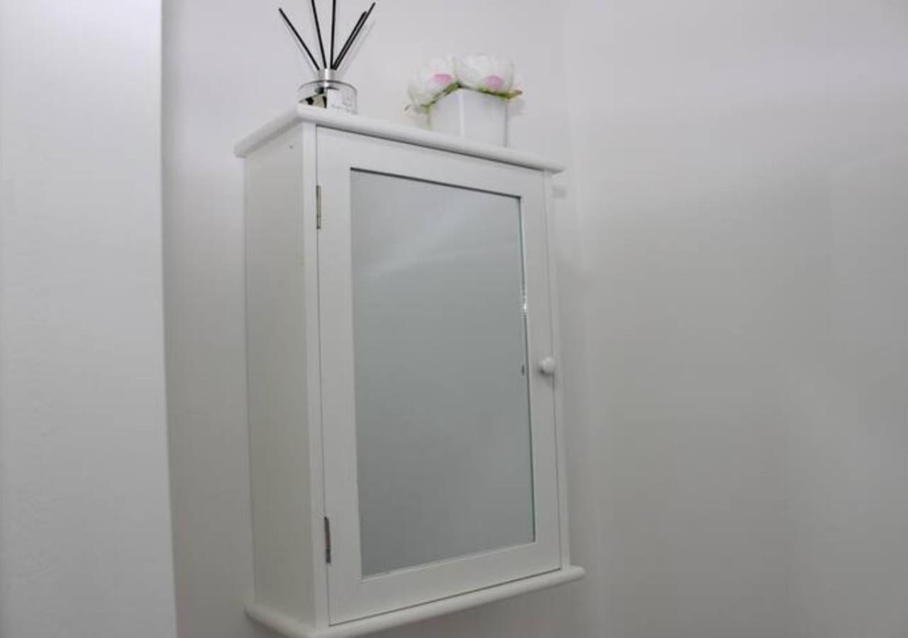 Vila Newly Refurbished 3 Bed 2.5 Bath House In Staines Exteriér fotografie