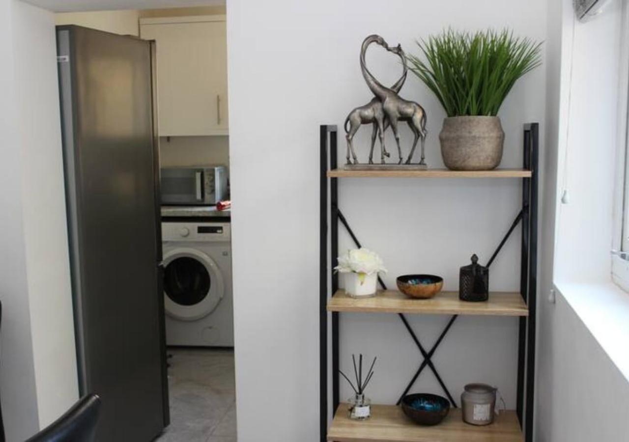 Vila Newly Refurbished 3 Bed 2.5 Bath House In Staines Exteriér fotografie