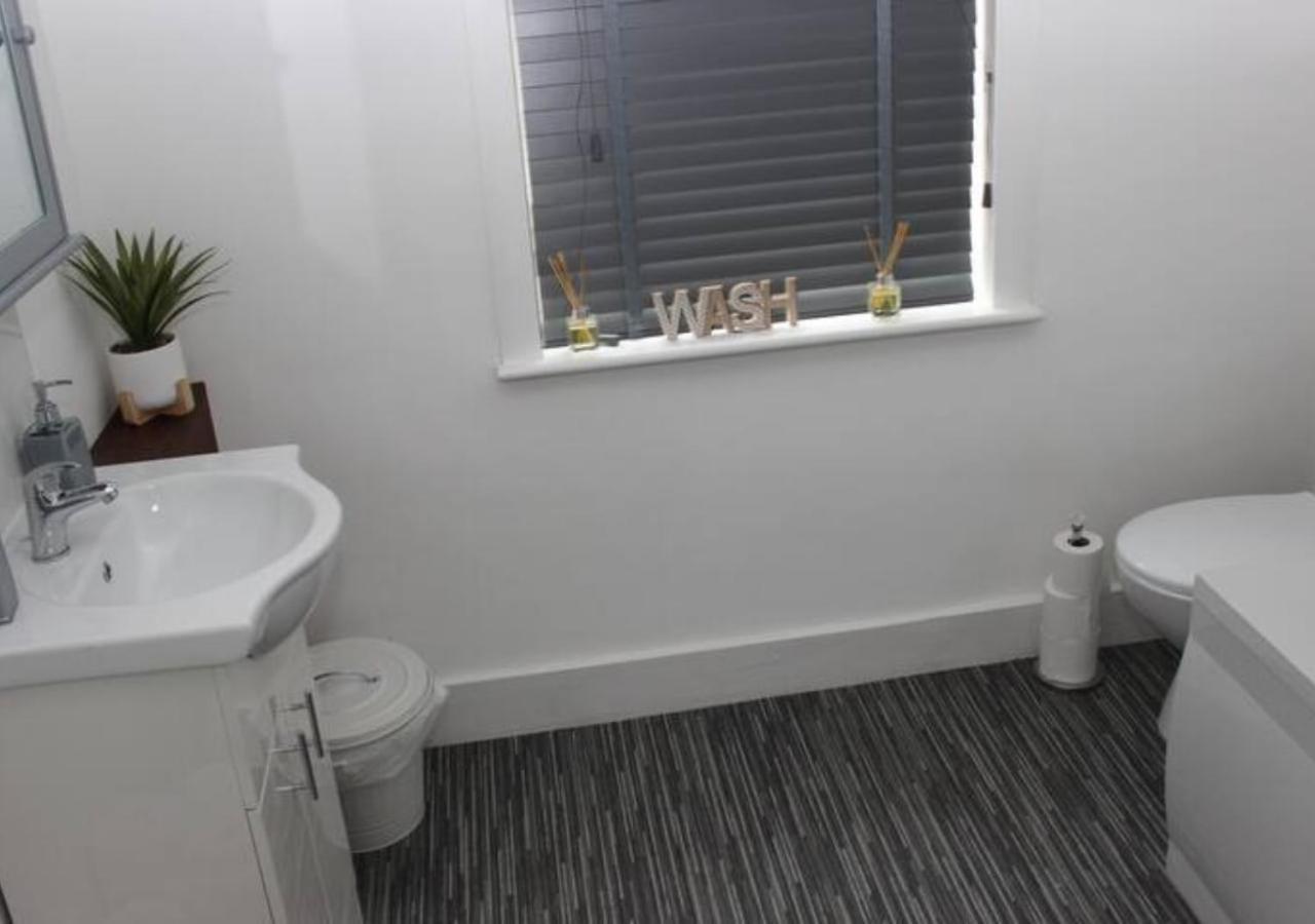 Vila Newly Refurbished 3 Bed 2.5 Bath House In Staines Exteriér fotografie